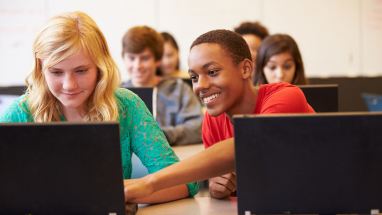 高中生在教室里使用笔记本电脑