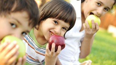 children eating apples