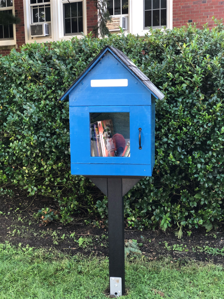 Wooden box shaped like a school for storing books 